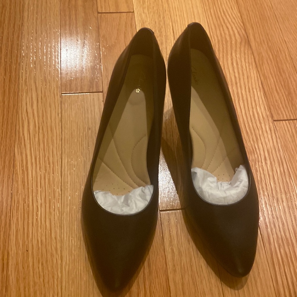 Clarks black pumps 9.5 M